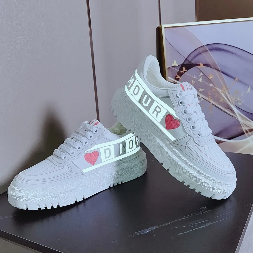👟👟Ex-factory price 480👟👟 2021ssDior shell-toe casual white shoes, the latest letter strip layout with luminous colors, the same style as the ready-to-wear series 1️⃣Original mold opening 2️⃣Original cowhide➕Breathable mesh lining 3️⃣TPU evacuation outsole 4️⃣Injection-molded latex cowhide feet 5️⃣Full set of packaging at the counter, code number 35-40 (41 can be customized)